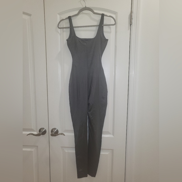 1. NWT SKIMS ALL-IN-ONE SHINE SQUARE NECK TANK ONESIE IN GUNMETAL SIZE XS - Picture 2 of 7